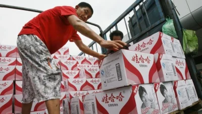 Китайская индустрия бутилированной воды переживает противоречия: националисты атакуют основателя источника Nongfu