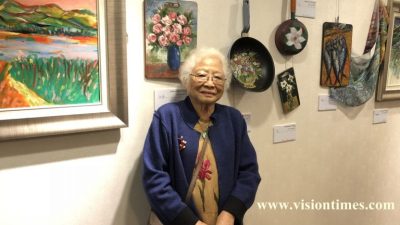 Ван Чен Мин-чу 90 лет, и её картины на холстах и домашней утвари по-прежнему имеют спрос