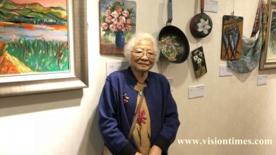Ван Чен Мин-чу 90 лет, и её картины на холстах и домашней утвари по-прежнему имеют спрос