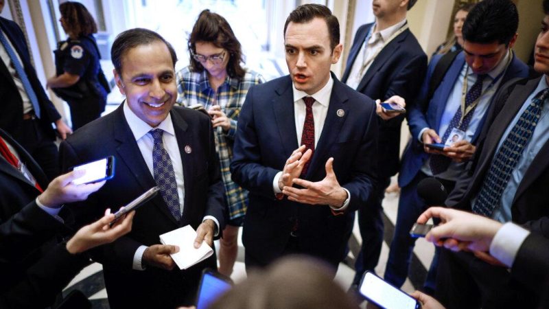 Продажа TikTok — невероятно сложная сделка Представитель Раджа Кришнамурти и представитель Майк Галлахер беседует с журналистами после голосования в Палате представителей по законопроекту, который они поддержали и который может запретить TikTok в Капитолии США 13 марта 2024 года. (Chip Somodevilla/Getty Images) | Epoch Times Россия