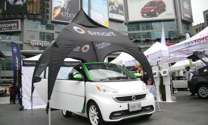 Администрация Байдена запускает расследование в отношении китайских «умных автомобилей» Двухместный электрический смарт-кар был открыт для осмотра во время мероприятия Plug'n Drive Electric Vehicle Day, где посетители могли протестировать электромобили на площади Йонг-Дандас в центре Торонто. (Kristina Skorbach/The Epoch Times) | Epoch Times Россия