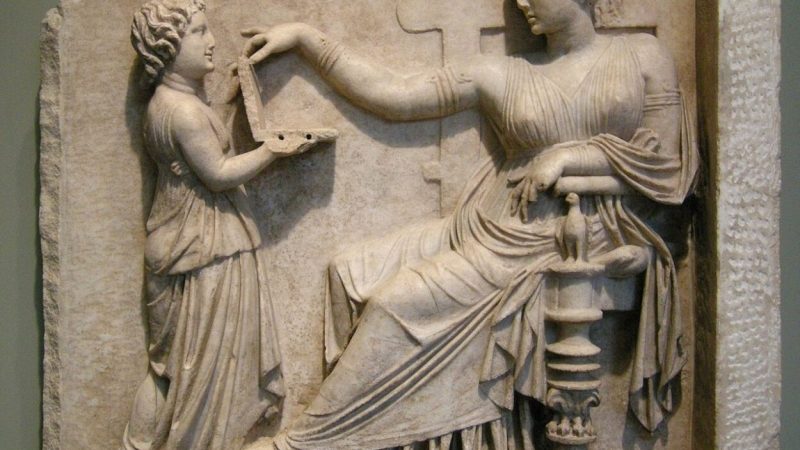 Обычно в Древней Греции носили большую прямоугольную одежду из шерсти, льна или шёлка. Шёлк завёз Александр Македонский после его походов на Дальнем Востоке, и носили его только царственные или богатые греки. (Wikipedia) | Epoch Times Россия