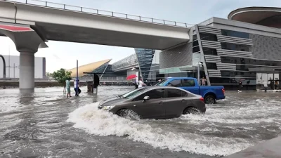 Более 10 тысяч чрезвычайных ситуаций произошло за день из-за ливней в Дубае (видео)