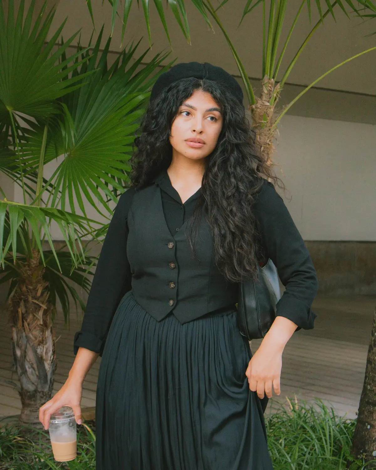 Молодая женщина предпочитает одеваться скромно и достойно, чтобы почитать Бога