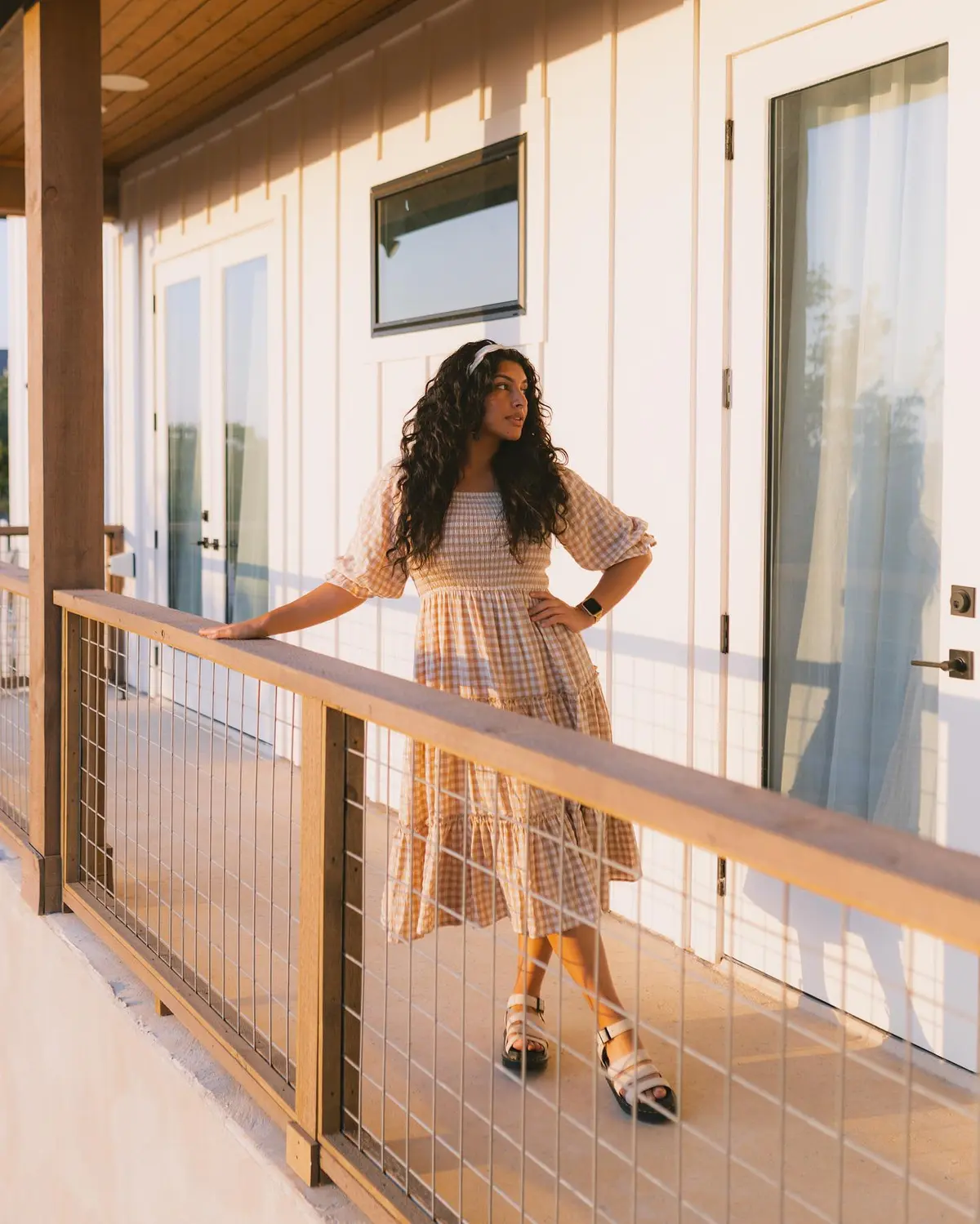 Молодая женщина предпочитает одеваться скромно и достойно, чтобы почитать Бога