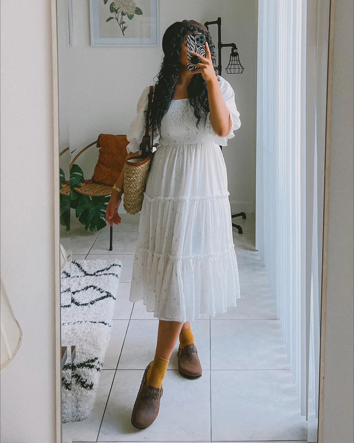 Молодая женщина предпочитает одеваться скромно и достойно, чтобы почитать Бога