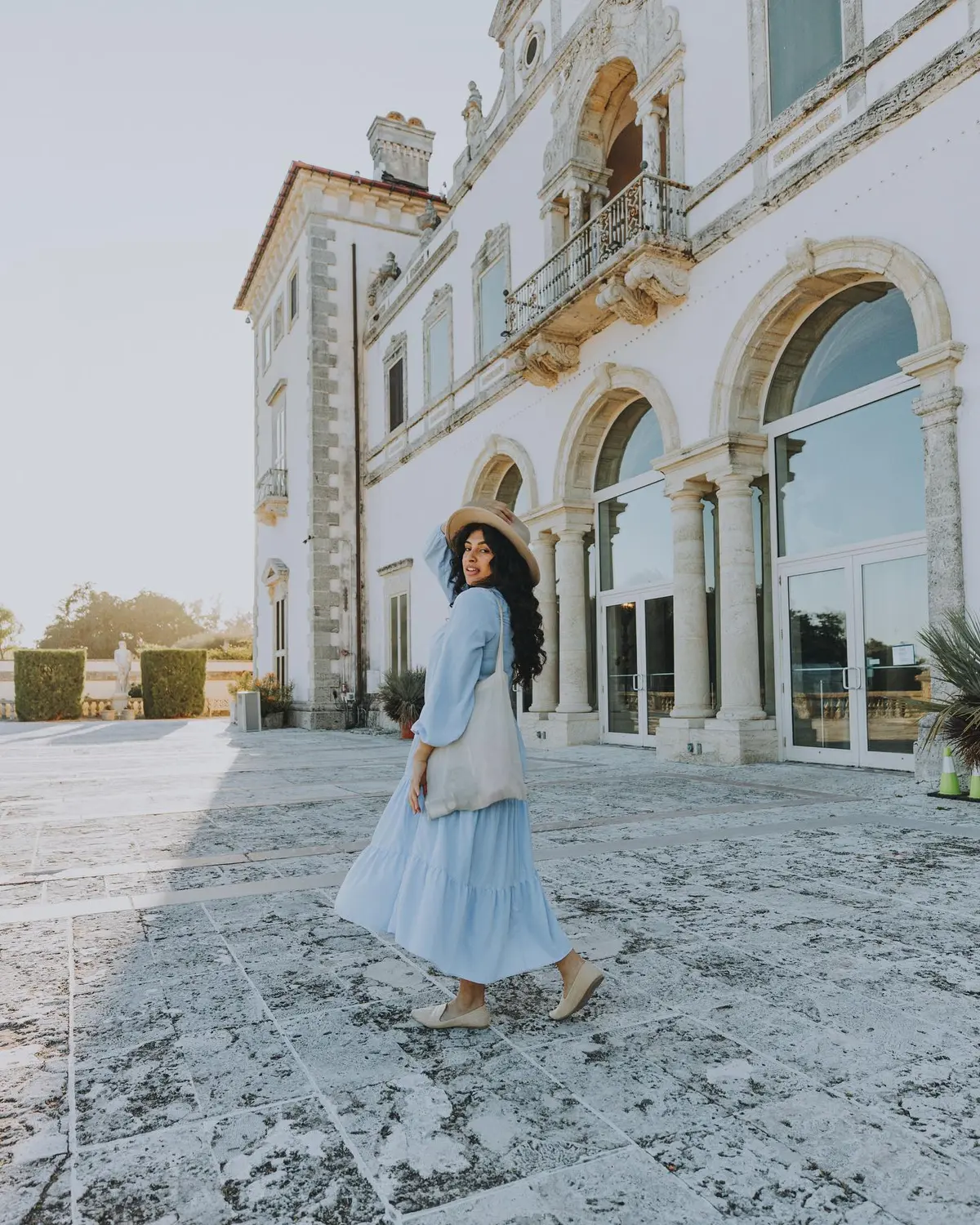 Молодая женщина предпочитает одеваться скромно и достойно, чтобы почитать Бога