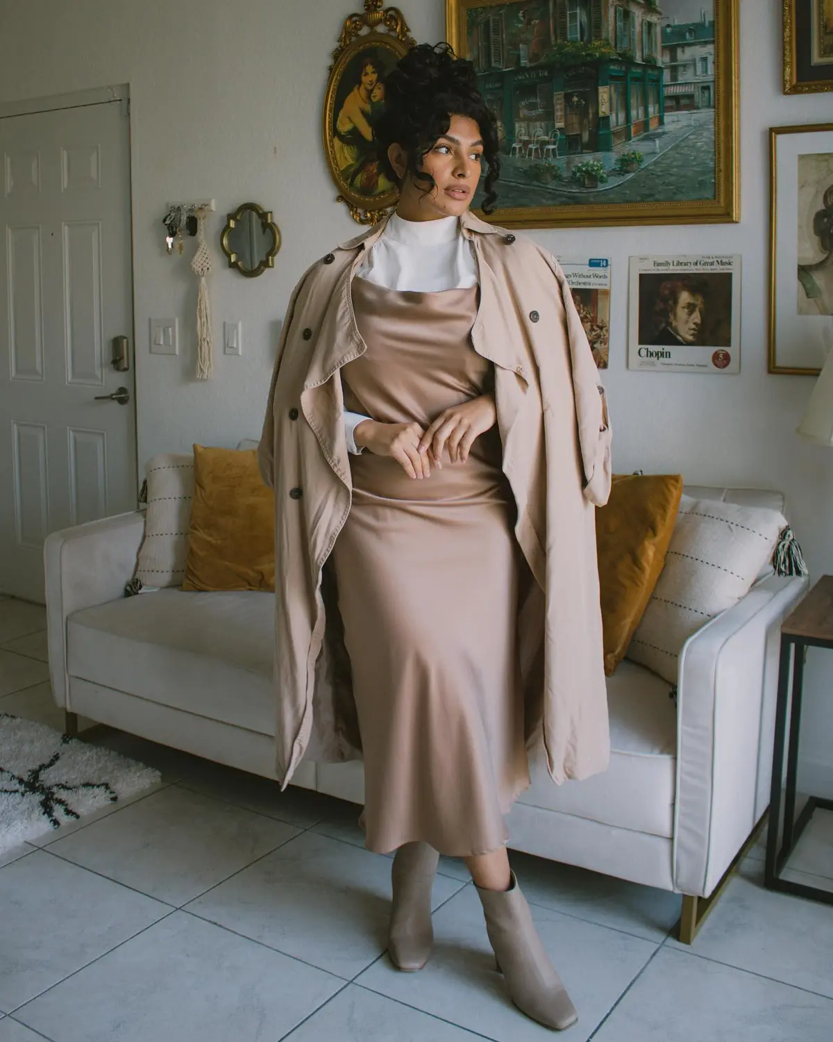 Молодая женщина предпочитает одеваться скромно и достойно, чтобы почитать Бога