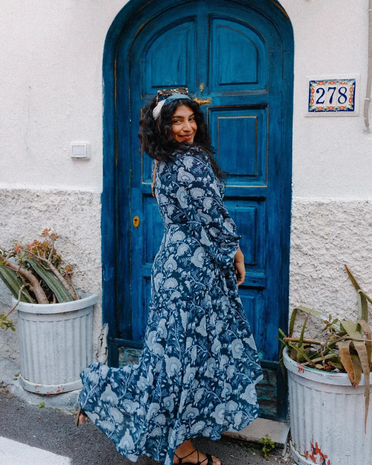 Молодая женщина предпочитает одеваться скромно и достойно, чтобы почитать Бога