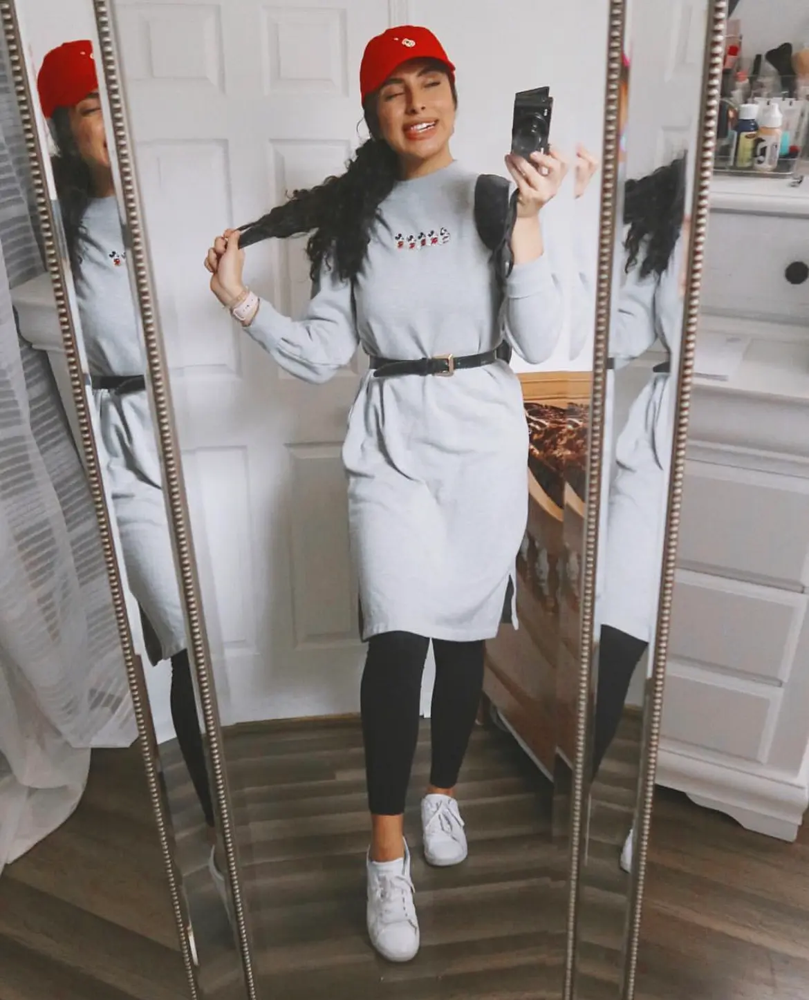 Молодая женщина предпочитает одеваться скромно и достойно, чтобы почитать Бога