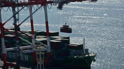 Китай установил неизвестные устройства на кранах в портах США и может контролировать их удалённо, заявили американские конгрессмены