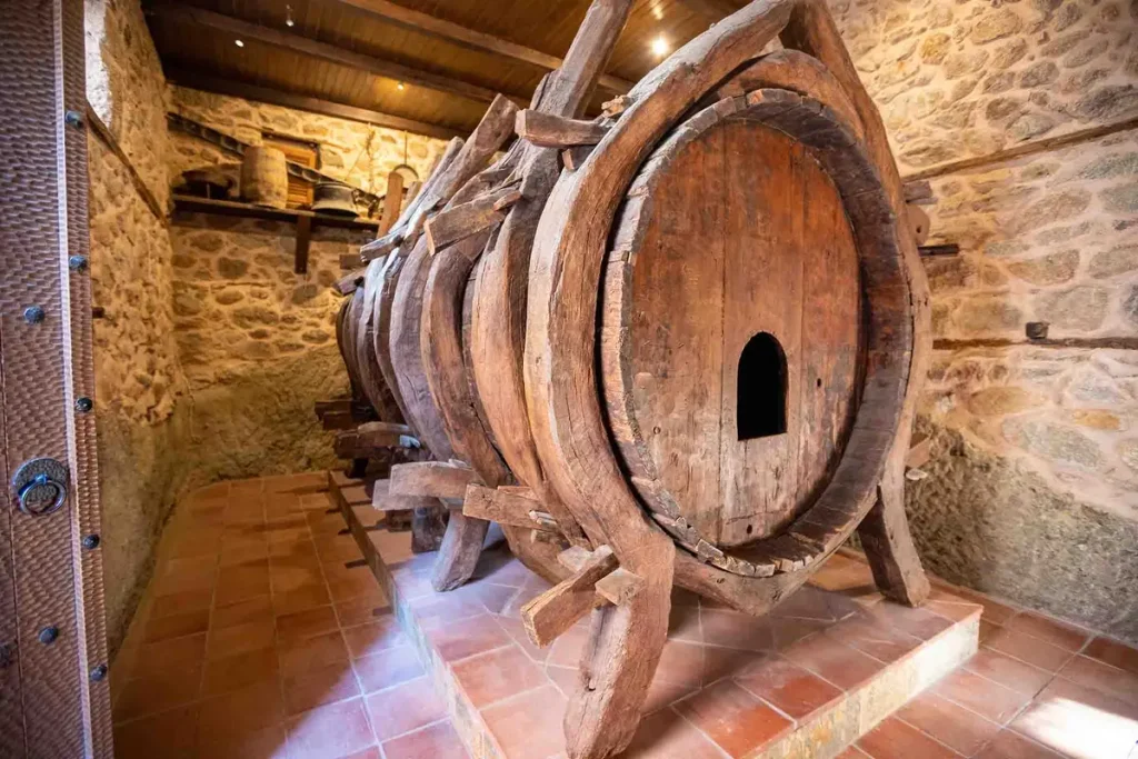 Монахи основали монастыри на скальных столбах в заоблачной выси 700 лет назад