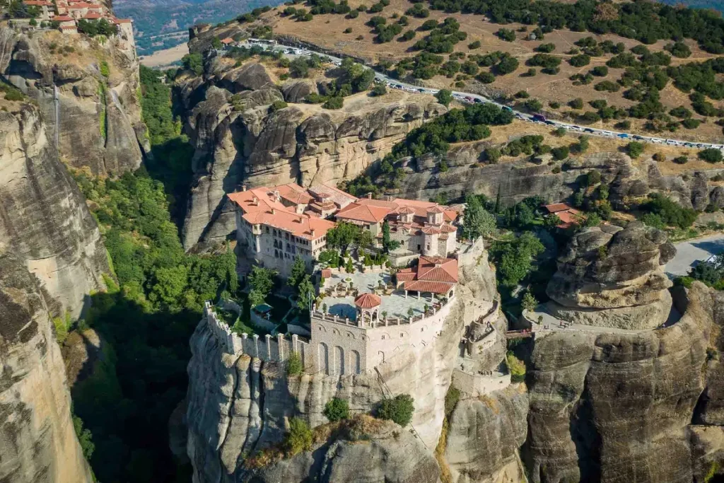 Монахи основали монастыри на скальных столбах в заоблачной выси 700 лет назад