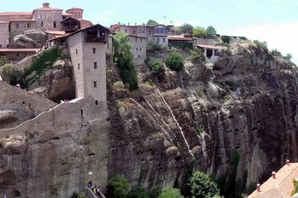 Монахи основали монастыри на скальных столбах в заоблачной выси 700 лет назад