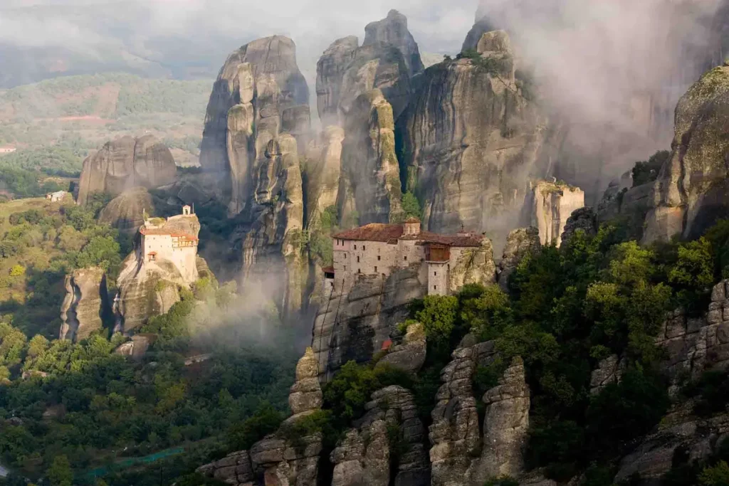 Монахи основали монастыри на скальных столбах в заоблачной выси 700 лет назад