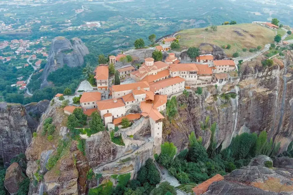 Монахи основали монастыри на скальных столбах в заоблачной выси 700 лет назад