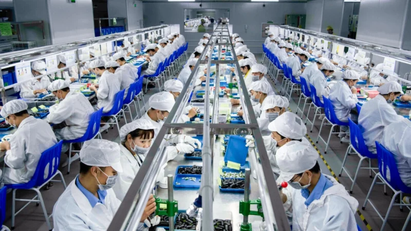 Рабочие изготавливают капсулы для электронных сигарет на производственной линии Kanger Tech, одного из ведущих китайских производителей вейп-продукции, в Шэньчжэне, Китай, 24 сентября 2019 года. (Kevin Frayer/Getty Images)
 | Epoch Times Россия