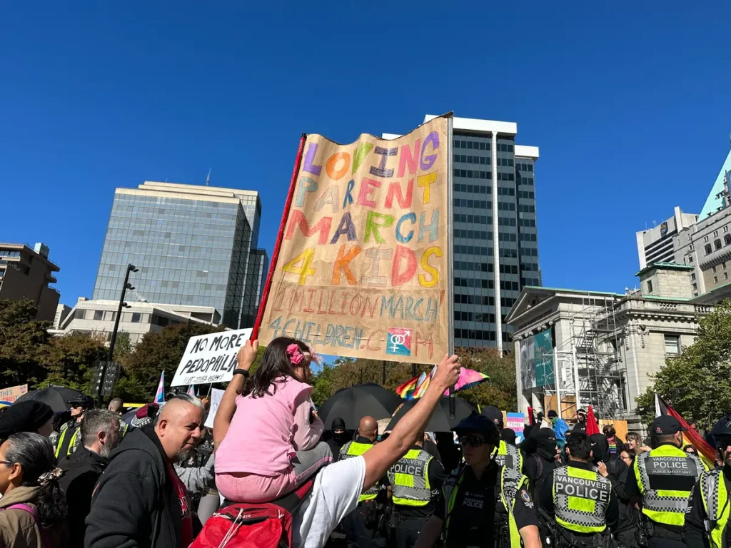 Мать помогает дочери-подростку избежать трансгендерности