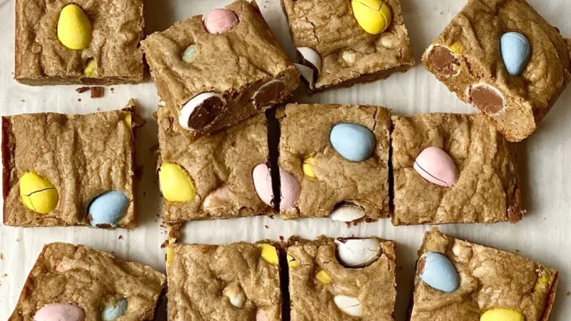 Это печенье украшено кусочками молочного шоколада Cadbury Mini Egg пастельных тонов. (Kelli Foster/TNS) | Epoch Times Россия