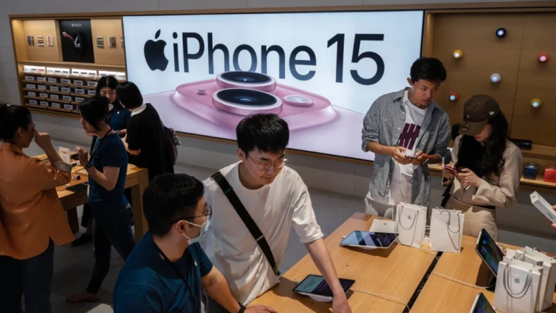 Apple терпит поражение в Китае Покупатели во флагманском магазине Apple после презентации iPhone 15 в Пекине, Китай, 22 сентября 2023 года. (Kevin Frayer/Getty Images) | Epoch Times Россия