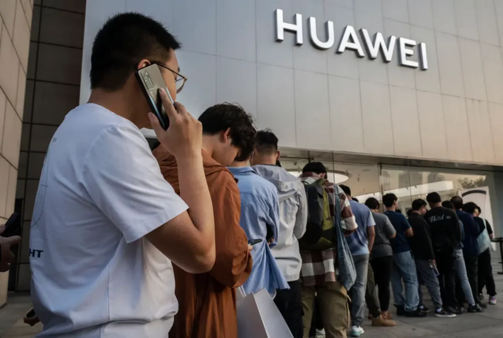 Покупатели выстраиваются в очередь перед флагманским магазином Huawei в Пекине 25 сентября 2023 года. (Kevin Frayer/Getty Images) Apple терпит поражение в Китае
