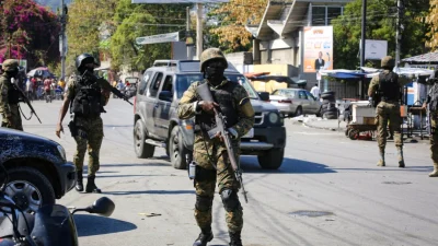 Американские военные эвакуируют персонал посольства США на Гаити и усиливают меры безопасности