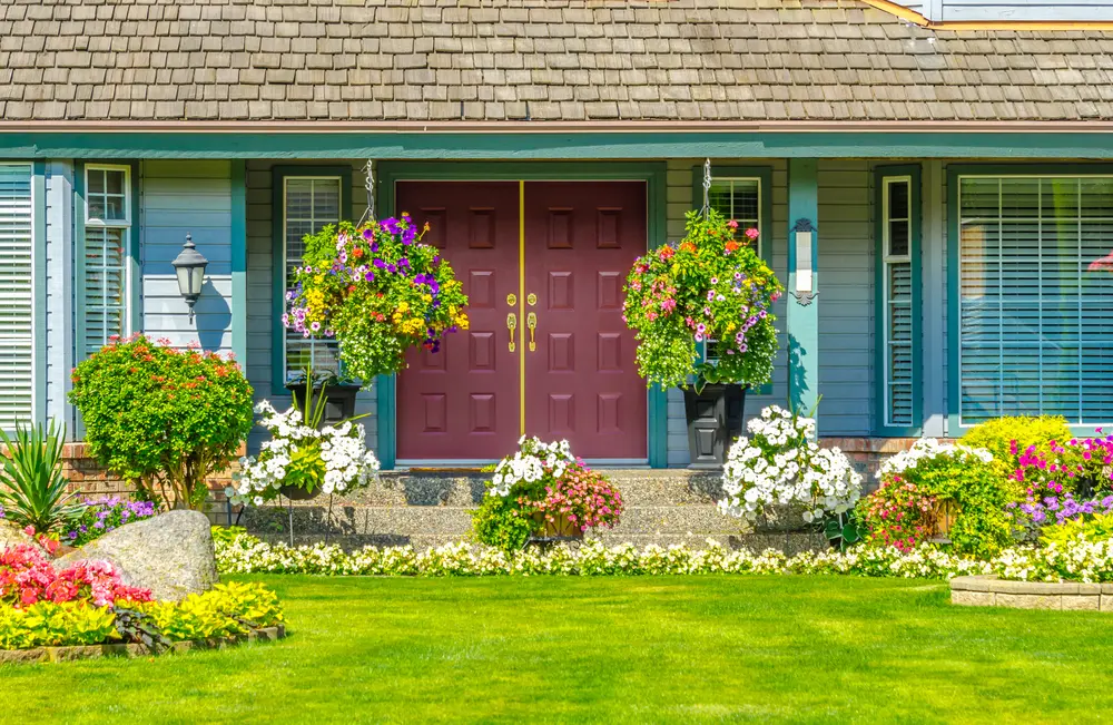 Подвесные растения притягивают взгляд. (romakoma/Shutterstock) Как создать уютный, красивый садик у входа в дом