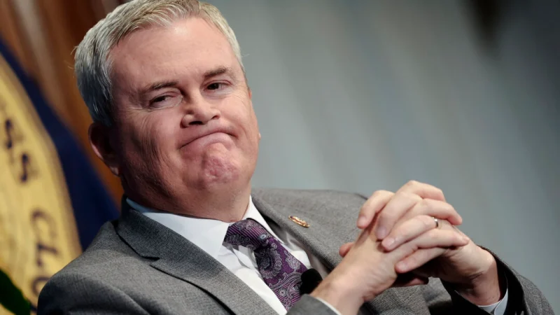 Республиканцы взялись за расследование, как правительство США ведёт политическую войну с Китаем Представитель Джеймс Комер, председатель Комитета Палаты представителей по надзору и подотчётности, выступает на мероприятии для СМИ в Национальном пресс-клубе 30 января 2023 года в Вашингтоне. (Kevin Dietsch/Getty Images) | Epoch Times Россия