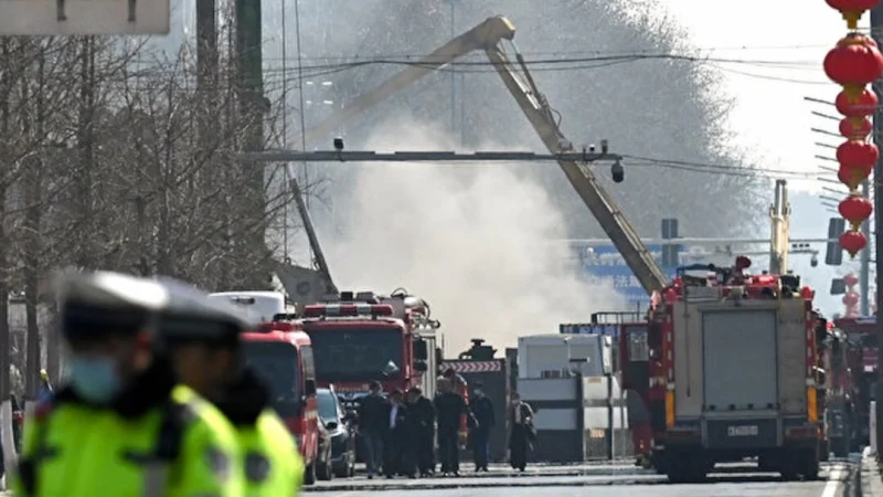 Сильный взрыв прогремел в окрестностях Пекина Пожарные работают на месте взрыва в Саньхэ, провинция Хэбэй, 13 марта 2024 года. (Photo by GREG BAKER / AFP) | Epoch Times Россия