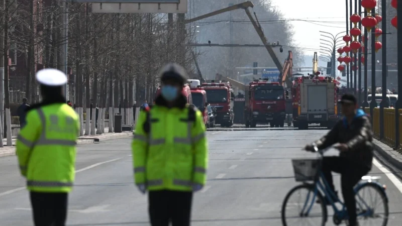 Пожарные работают на месте взрыва в Саньхэ, северная китайская провинция Хэбэй, 13 марта 2024 года. (GREG BAKER/AFP via Getty Images) | Epoch Times Россия