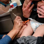 После вакцинации против COVID-19 у малышей появляются судороги