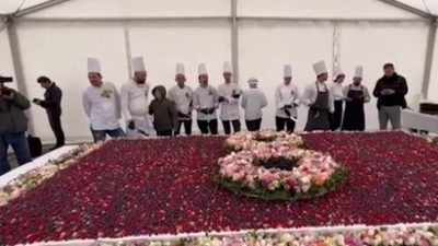 В Сочи кондитеры поздравили женщин самым большим в мире тортом (видео)