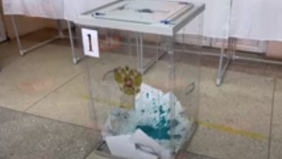 Россияне обливают зелёнкой и чернилами урны и поджигают кабинки для голосования (видео)