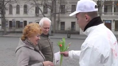 8 Марта по всей России волонтёры и полицейские дарили женщинам тюльпаны и улыбки (видео)