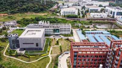 Новое исследование показало почти 70-процентную вероятность утечки коронавируса из лаборатории в Ухане