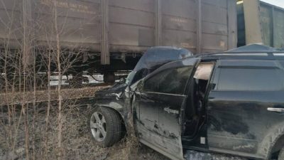 В Амурской области 20 грузовых вагонов сошли с рельсов при столкновении с автомобилем