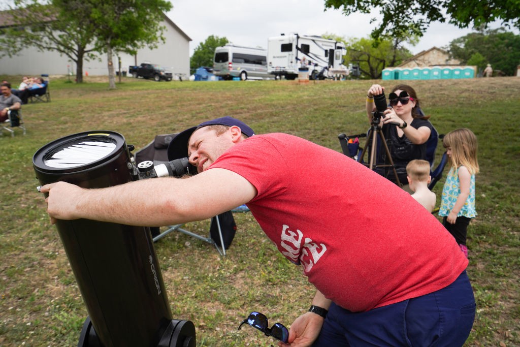 Фото: Затмение в штате Техас. (CECILE CLOCHERET/AFP via Getty Images) Солнечное затмение увидели более 32 млн жителей Земли (фото, видео)