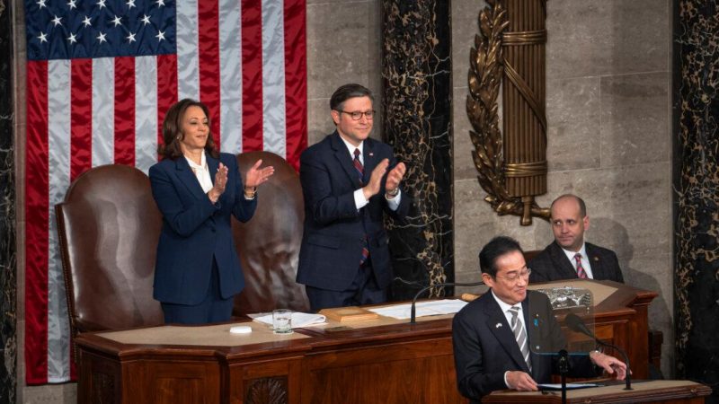 Премьер-министр Японии Фумио Кисида выступает с речью в Конгрессе. Вице-президент Камала Харрис, представитель спикера Палаты представителей Майк Джонсон и другие законодатели слушают его речь 11 апреля 2024 года. (Madalina Vasiliu/The Epoch Times) | Epoch Times Россия