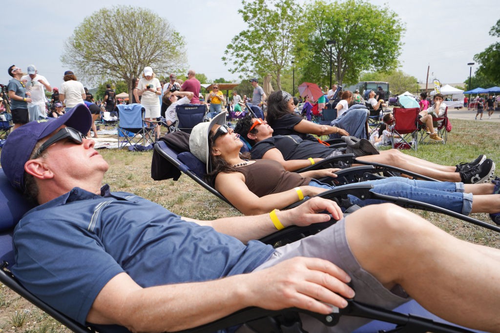 Фото: Затмение в штате Техас. (CECILE CLOCHERET/AFP via Getty Images) Солнечное затмение увидели более 32 млн жителей Земли (фото, видео)