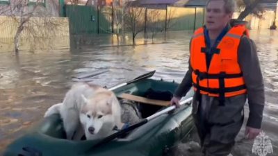 Из-за прорыва дамбы вода заливает Орск, эвакуировано более 700 человек (видео)