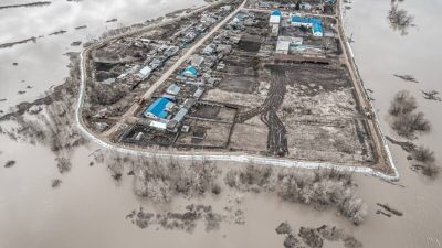 Паводок размыл временную насыпь у города Ишима в Тюменской области (видео)