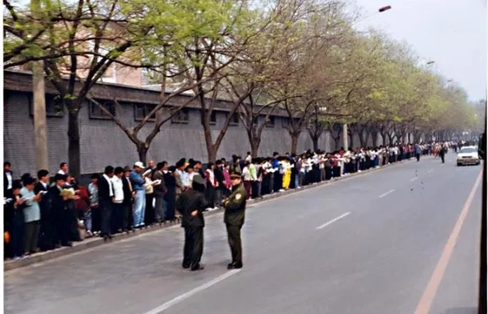 Практикующие Фалуньгун у стен Чжуннаньхая, 25 апреля 1999 года, Пекин. (Minghui.org) | Epoch Times Россия