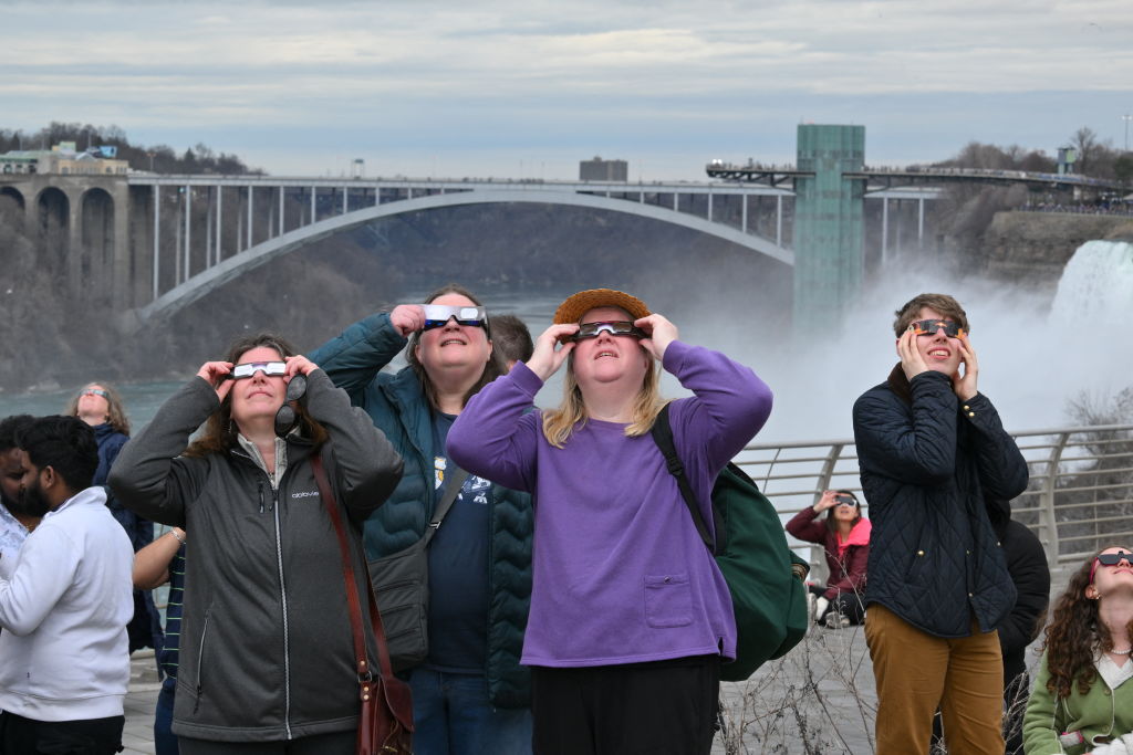 Фото: Затмение в Нью-Йорке. (ANGELA WEISS/AFP via Getty Images) Солнечное затмение увидели более 32 млн жителей Земли (фото, видео)