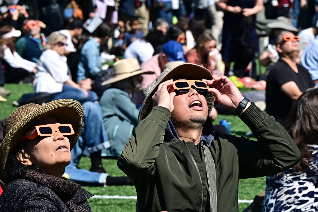 Фото: Затмение в штате Калифорния. (FREDERIC J. BROWN/AFP via Getty Images) Солнечное затмение увидели более 32 млн жителей Земли (фото, видео)