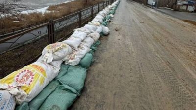 Паводок набирает силу в Оренбурге и Курганской области (видео)
