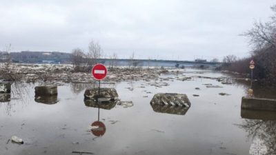 В Томске из-за паводка частично обрушилась дамба (видео)