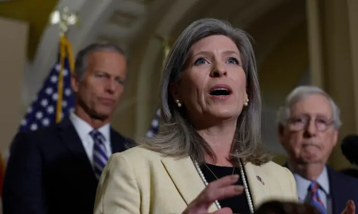 Администрация Байдена защищает безвизовый режим с Китаем без оглядки на национальную безопасность Сенатор Джони Эрнст (республиканец от штата Айова) выступает на пресс-конференции в Капитолии США в Вашингтоне 28 сентября 2022 года. (Anna Moneymaker/Getty Images) | Epoch Times Россия