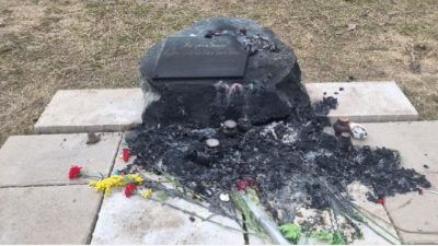 В Новой Москве сожгли стихийный мемориал жертвам теракта в «Крокусе» (видео)