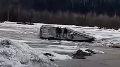 Ледоход снёс понтонный мост с людьми в Кемеровской области (видео)