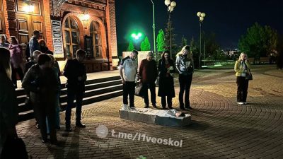 Выпускница ГИТИСа завернулась в саван и легла в гроб у детского театра